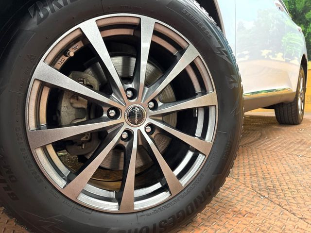 �y18�C���`�A���~�z�C�[���z�O�ςɃ}�b�`�����A���~�z�C�[���𑕒����Ă���܂��B�e��A���~�z�C�[����A�X�^�b�h���X�^�C�����戵�����Ă���܂��B���񂲑��k����������