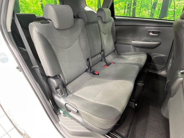 後部座席も気になるようなキズ・汚れやへたり等、大きなダメージはなく、良好な状態です。
