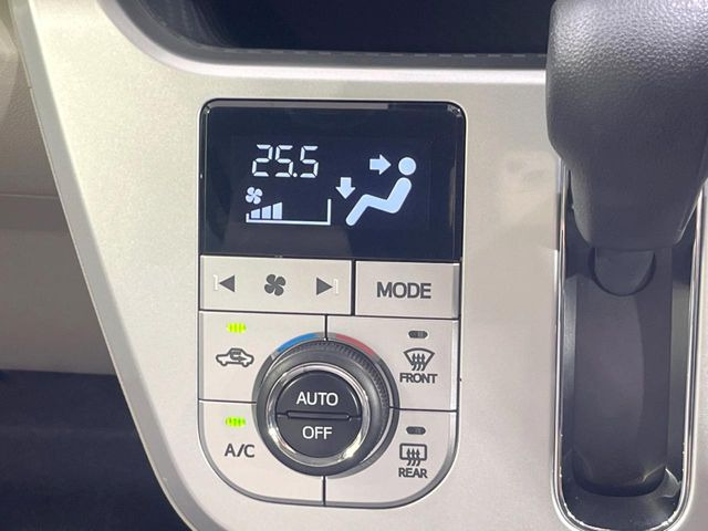 【オートエアコン】一度お好みの温度に設定すれば、車内の温度を検知し風量や温度を自動で調整。暑い&hellip;寒い&hellip;と何度もスイッチ操作をする必要はありません。快適な車内空間には必須の機能ですね♪