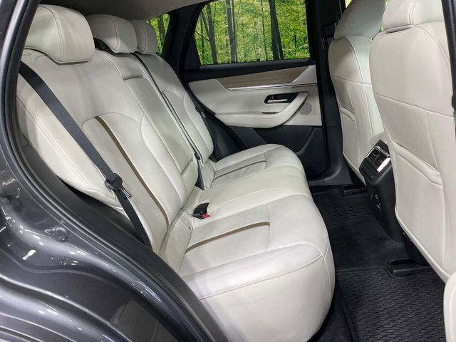 後部座席も気になるようなキズ・汚れやへたり等、大きなダメージはなく、良好な状態です。