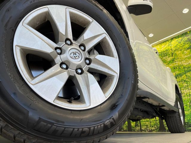 【純正17インチアルミホイール】外観にマッチした純正アルミホイールを装着しております。各種社外アルミホイールや、スタッドレスタイヤも取扱いしております。是非ご相談ください♪