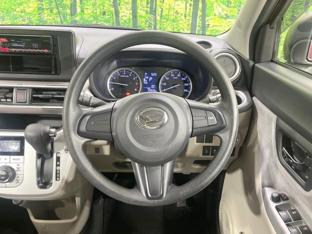 インテリアに合わせたデザインのステアリングは、運転される方のことも考え、運転しやすい形状、大きさです。是非一度、実際に触ってお確かめください。