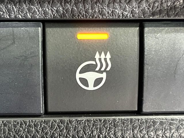 【ステアリングヒーター】冬場に冷たくなりやすい革巻きステアリングを、スイッチ一つで素早く適温に!エアコンよりも早く温まってくれるので、寒い日の運転も快適になりますね♪