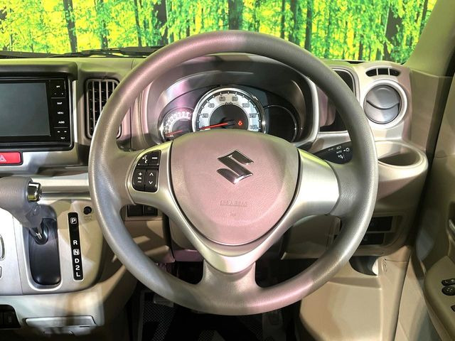 �C���e���A�ɍ��킹���f�U�C���̃X�e�A�����O�́A�^�]�������̂��Ƃ��l���A�^�]���₷���`��A�傫���ł��B�����x�A���ۂɐG���Ă��m���߂��������B