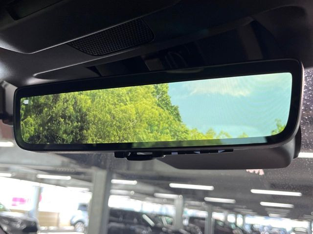 【スマートリヤビューミラー】後席の大きな荷物や同乗者で後方が確認しづらい時でも安心!カメラが撮影した車両後方の映像をルームミラー内に表示。クリアな視界で状況の確認が可能です!