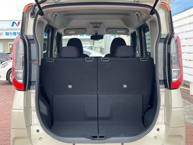 ���i�̂���������ʋ΁A���}���ɏ\���ȉ׎��X�y�[�X���m�ۂ��Ă���܂��B�Z�J���h�V�[�g��|���ƁA�傫�ȉו��̐ύڂ��\�ł���