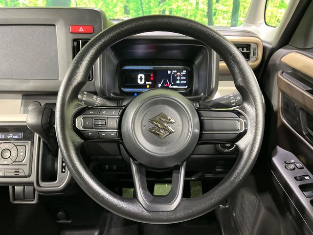 �C���e���A�ɍ��킹���f�U�C���̃X�e�A�����O�́A�^�]�������̂��Ƃ��l���A�^�]���₷���`��A�傫���ł��B�����x�A���ۂɐG���Ă��m���߂��������B