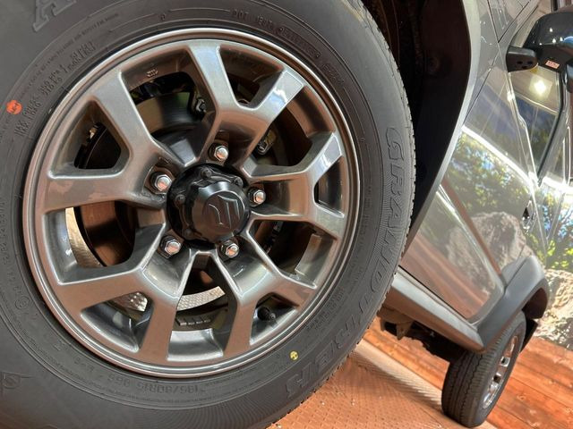 �y����15�C���`�A���~�z�C�[���z�O�ςɃ}�b�`���������A���~�z�C�[���𑕒����Ă���܂��B�e��ЊO�A���~�z�C�[����A�X�^�b�h���X�^�C�����戵�����Ă���܂��B���񂲑��k����������