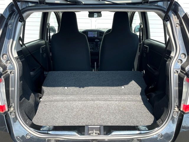 ���i�̂���������ʋ΁A���}���ɏ\���ȉ׎��X�y�[�X���m�ۂ��Ă���܂��B�Z�J���h�V�[�g��|���ƁA�傫�ȉו��̐ύڂ��\�ł���