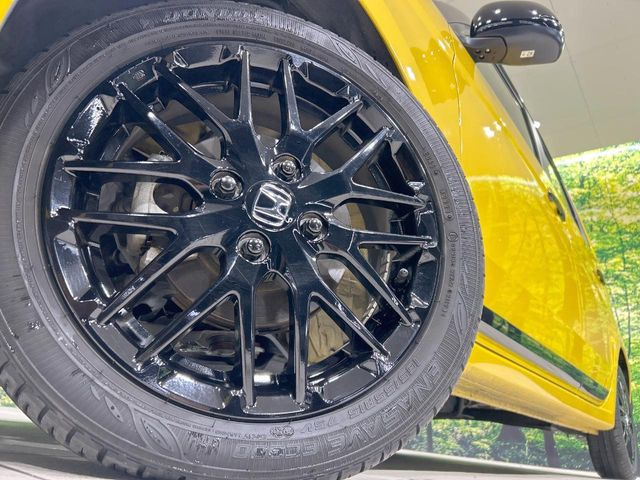 �y����15�C���`�A���~�z�C�[���z�O�ςɃ}�b�`���������A���~�z�C�[���𑕒����Ă���܂��B�e��ЊO�A���~�z�C�[����A�X�^�b�h���X�^�C�����戵�����Ă���܂��B���񂲑��k����������