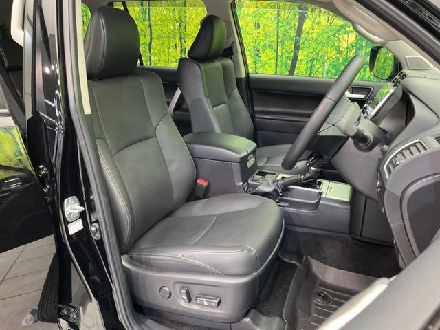 【本革シート】上質な本革を使用し、高級感あふれる本革シート。常に体に触れる部分だから、座り心地の良さにはこだわりたいですね♪汚れの付着や劣化を抑制する内装コーティング施工もおススメですよ♪