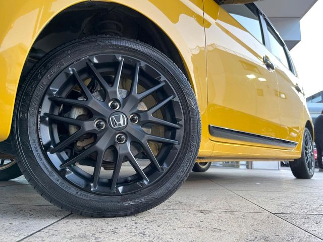 【純正15インチアルミホイール】外観にマッチした純正アルミホイールを装着しております。各種社外アルミホイールや、スタッドレスタイヤも取扱いしております。是非ご相談ください♪