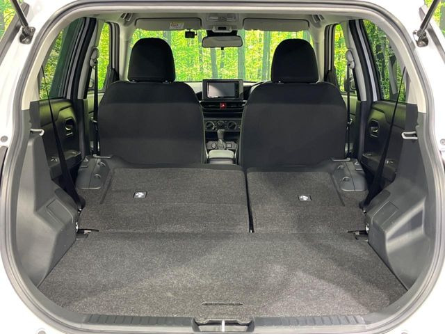 ���i�̂���������ʋ΁A���}���ɏ\���ȉ׎��X�y�[�X���m�ۂ��Ă���܂��B�Z�J���h�V�[�g��|���ƁA�傫�ȉו��̐ύڂ��\�ł���