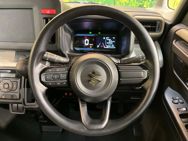 �C���e���A�ɍ��킹���f�U�C���̃X�e�A�����O�́A�^�]�������̂��Ƃ��l���A�^�]���₷���`��A�傫���ł��B�����x�A���ۂɐG���Ă��m���߂��������B