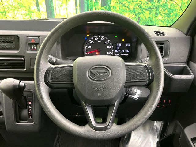 �C���e���A�ɍ��킹���f�U�C���̃X�e�A�����O�́A�^�]�������̂��Ƃ��l���A�^�]���₷���`��A�傫���ł��B�����x�A���ۂɐG���Ă��m���߂��������B