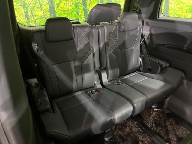 3列目シートはもちろん状態良好☆大人でもゆったりと座って頂けますので、大人数でのお出かけもラクラクです♪ご家族で、気の知れた仲間で、ドライブに行くのが楽しみですね♪