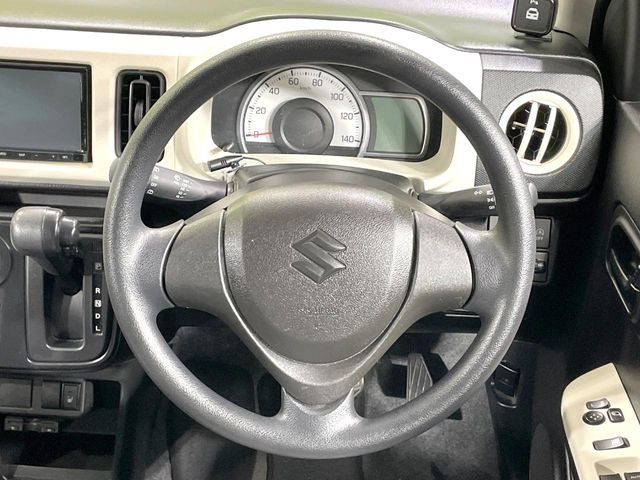 �C���e���A�ɍ��킹���f�U�C���̃X�e�A�����O�́A�^�]�������̂��Ƃ��l���A�^�]���₷���`��A�傫���ł��B�����x�A���ۂɐG���Ă��m���߂��������B