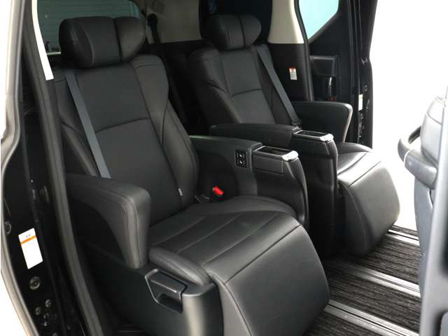 【上級モデル限定装備】★★エグゼクティブパワーシート!★★電動オットマン完備!足を楽々伸ばせ、ひじ掛けもありますので、優雅で快適なドライブをお楽しみいただけます!