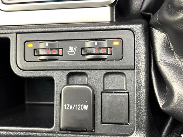 【シートヒーター】寒い日に重宝するシートヒーター!エアコンより早く温まってくれるので寒がりの人も安心ですね♪エアコンの温風は乾燥するから苦手、という方にもをおすすめです。