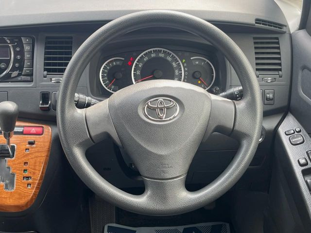 �C���e���A�ɍ��킹���f�U�C���̃X�e�A�����O�́A�^�]�������̂��Ƃ��l���A�^�]���₷���`��A�傫���ł��B�����x�A���ۂɐG���Ă��m���߂��������B