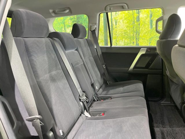 後部座席も気になるようなキズ・汚れやへたり等、大きなダメージはなく、良好な状態です。