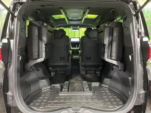 【ハンズフリーパワーバックドア】リアバンパー下部に足先を出し入れするだけでバックドアが自動で開閉♪両手が荷物でふさがっている時でもラクラク開閉操作が行えます!