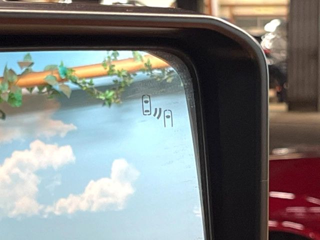 【ブラインドスポットモニター】走行中、ドアミラーの死角になりやすい箇所に後続車が接近するとサイドミラーのレンズに警告を表示!ドライバーに注意喚起をしてくれます。