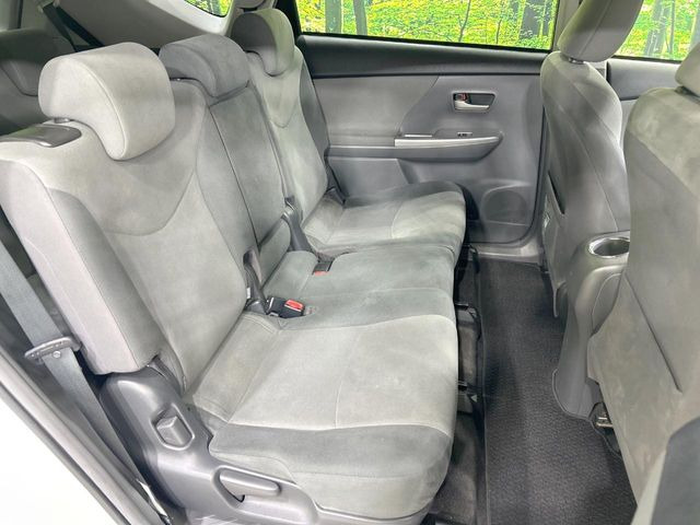 広々とした2列目シートは居住性が高く、居心地も快適!友達や家族とのお出かけにぴったりです。ベビーシートやチャイルドシート使用時も快適にお過ごしいただける十分な空間を確保しています。