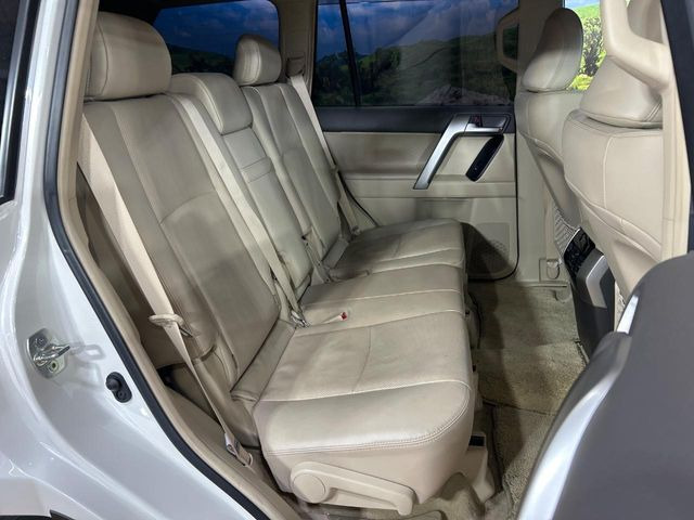 後部座席も気になるようなキズ・汚れやへたり等、大きなダメージはなく、良好な状態です。