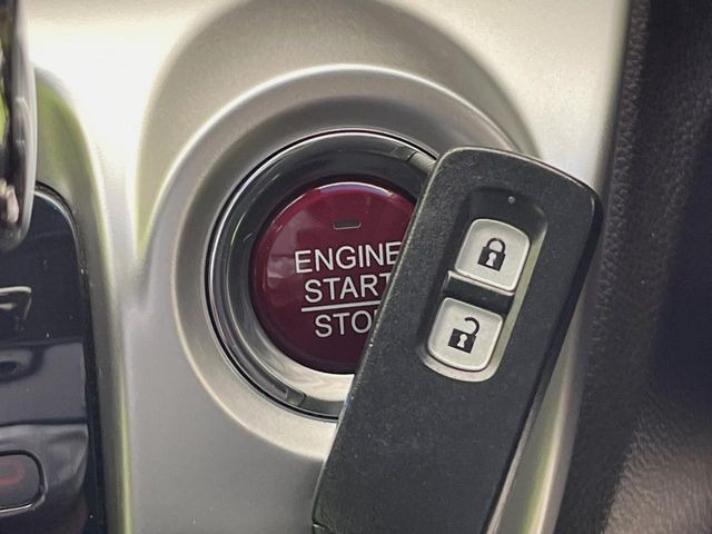 �yHonda�X�}�[�g�L�[�z�J�o����|�P�b�g�ɓ��ꂽ�܂܂ł��h�A�̎{���E�������\�ȃX�}�[�g�L�[�𑕔��B�G���W���̃I���E�I�t�����J�M�����o���K�v����������Ƃ��Ă��֗��ł���