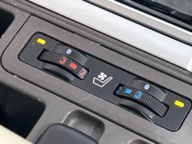 【シートベンチレーション】夏場は涼しい風でお尻や背中の熱やムレを防ぎ、冬はエアコンよりも早く温まってポカポカに!季節を問わず快適に過ごせます。