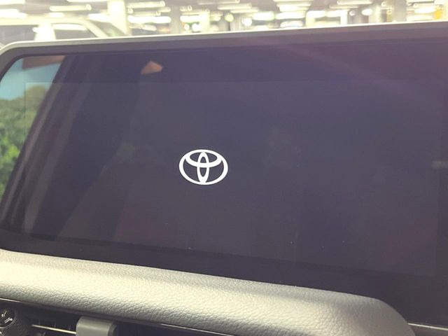 【12.3インチワイドナビ】高級感とインパクトのある大型ワイドナビを装備。各種オーディオ操作はもちろん、横長ワイド画面でのマップ2分割表示など、利便性も高いナビです♪