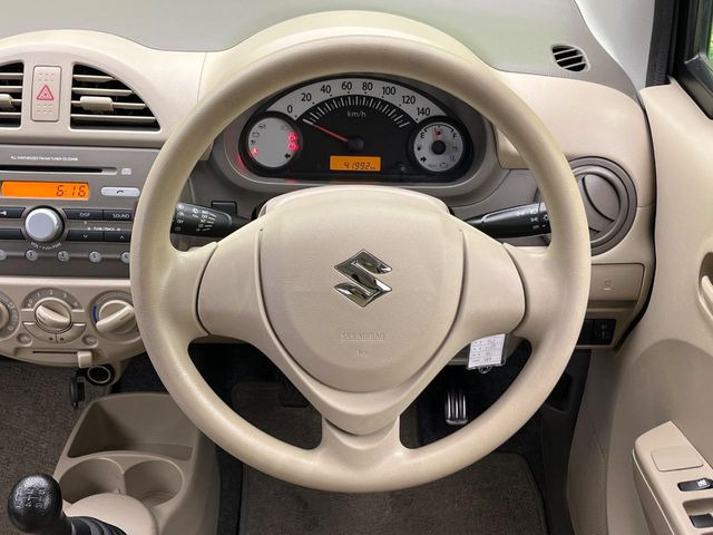 �C���e���A�ɍ��킹���f�U�C���̃X�e�A�����O�́A�^�]�������̂��Ƃ��l���A�^�]���₷���`��A�傫���ł��B�����x�A���ۂɐG���Ă��m���߂��������B