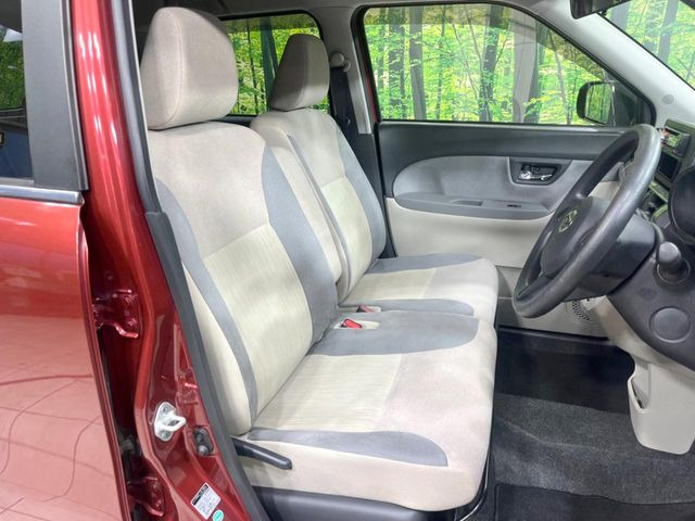 運転席まわりには十分なスペースがあり、大柄な方でもゆったり運転していただける環境です。