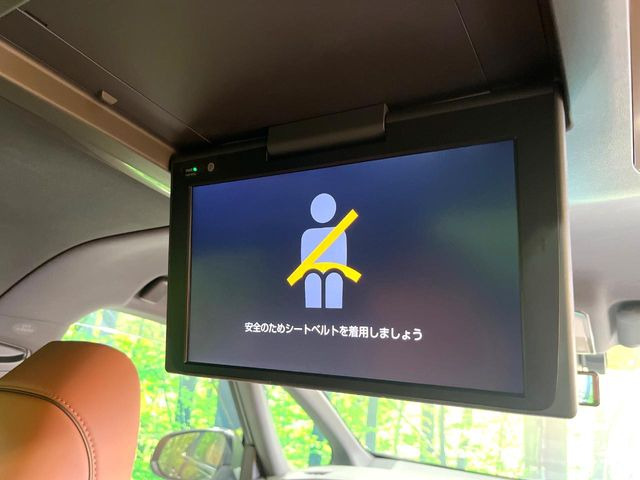 【後席モニター】家族や友人とお出かけする機会が多い方に大人気の後席モニターを装備!見やすい位置に画面がありテレビやDVDの視聴も快適!友達もお子様も、後席にしか乗らなくなるかも??