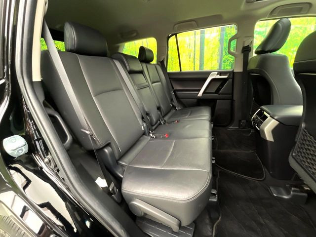 後部座席も気になるようなキズ・汚れやへたり等、大きなダメージはなく、良好な状態です。