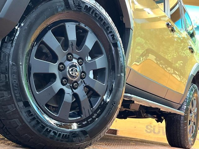 【純正18インチアルミホイール】外観にマッチした純正アルミホイールを装着しております。各種社外アルミホイールや、スタッドレスタイヤも取扱いしております。是非ご相談ください♪