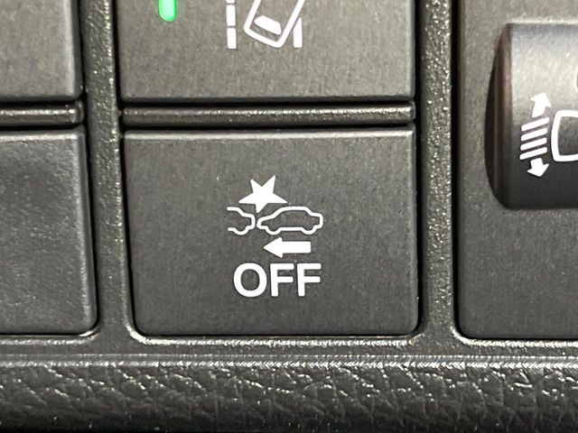 【ホンダセンシング】走行中に前方の車両等を認識し、衝突しそうな時は警報とブレーキで衝突回避と被害軽減をアシスト。より安全にドライブをお楽しみいただけます。