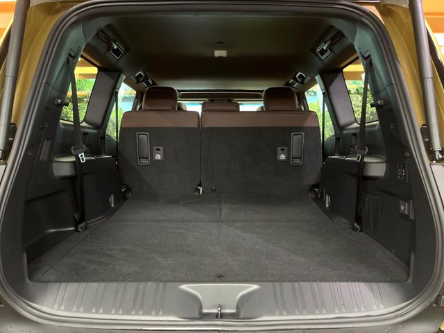 後席を格納すると、これだけの広さが!シーンに合わせたシートアレンジで、大きな荷物も積むことが出来ます♪