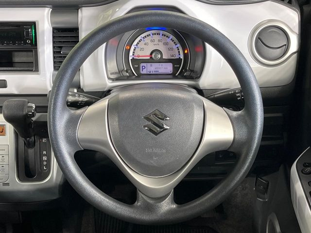 �C���e���A�ɍ��킹���f�U�C���̃X�e�A�����O�́A�^�]�������̂��Ƃ��l���A�^�]���₷���`��A�傫���ł��B�����x�A���ۂɐG���Ă��m���߂��������B