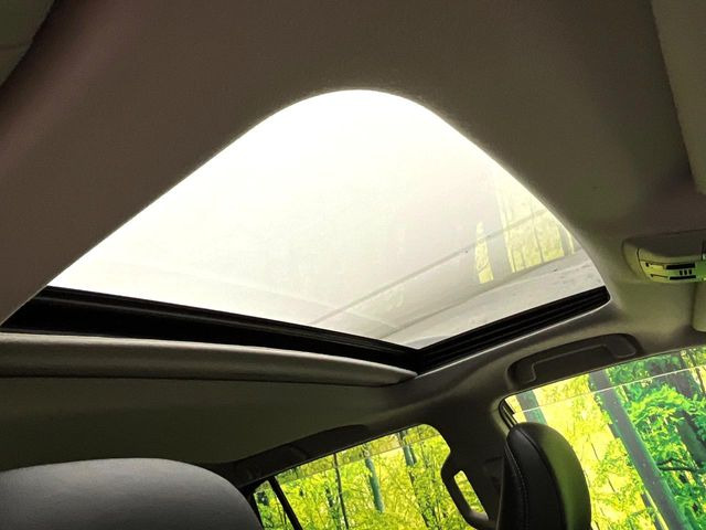 【サンルーフ】開放感たっぷりの希少装備、サンルーフが装着されています!車内に明かりを取り入れたり景色を楽しむ以外にも、車内の空気も簡単に換気できて快適です!