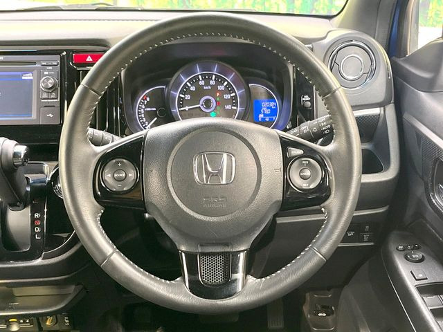 �C���e���A�ɍ��킹���f�U�C���̃X�e�A�����O�́A�^�]�������̂��Ƃ��l���A�^�]���₷���`��A�傫���ł��B�����x�A���ۂɐG���Ă��m���߂��������B