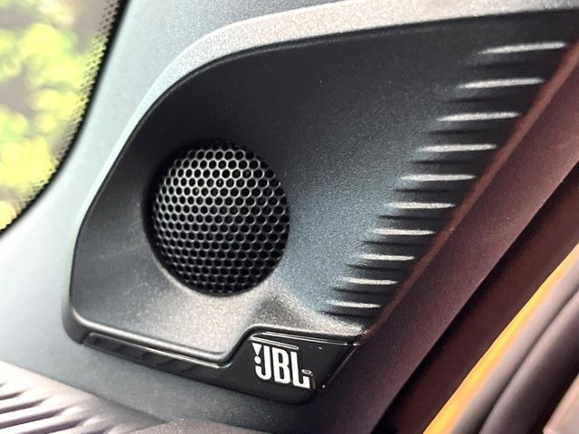 �yJBL�T�E���h�V�X�e���z���i�ʃT�E���h�V�X�e���𓋍ځB��p�̃`���[�j���O���{���ꂽ�召�l�X�ȃX�s�[�J�[����ǎ��ȃT�E���h���t�ł��A�Տꊴ���ӂ�鉹����Ԃ����o���܂��B