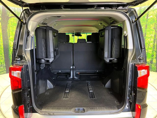 ���i�̂���������ʋ΁A���}���ɏ\���ȉ׎��X�y�[�X���m�ۂ��Ă���܂��B�Z�J���h�V�[�g��|���ƁA�傫�ȉו��̐ύڂ��\�ł���