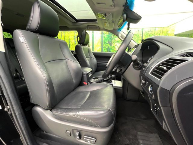 【合皮レザーシート】汚れのふき取りが容易でメンテナンスもが簡単な、機能性に優れる合成皮革を採用した上質なシートです。座り心地もよく、高級感あふれる心地良い車内空間を演出してくれます。