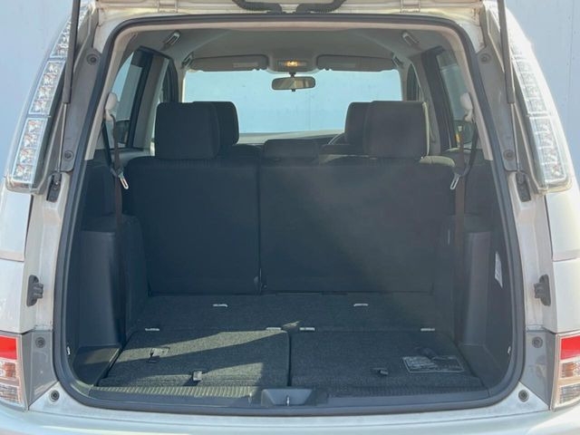 ���i�̂���������ʋ΁A���}���ɏ\���ȉ׎��X�y�[�X���m�ۂ��Ă���܂��B�Z�J���h�V�[�g��|���ƁA�傫�ȉו��̐ύڂ��\�ł���