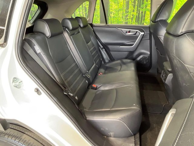 後部座席も気になるような傷・汚れやへたりなど、大きなダメージはなく、良好な状態です。