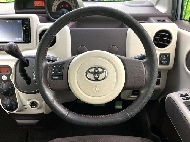 �C���e���A�ɍ��킹���f�U�C���̃X�e�A�����O�́A�^�]�������̂��Ƃ��l���A�^�]���₷���`��A�傫���ł��B�����x�A���ۂɐG���Ă��m���߂��������B