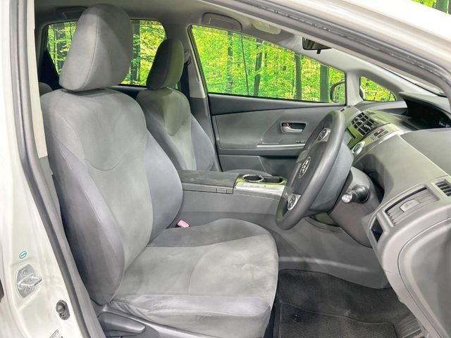 運転席まわりには十分なスペースがあり、大柄な方でもゆったり運転していただける環境です。