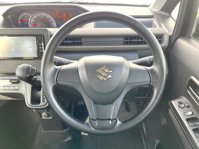 �C���e���A�ɍ��킹���f�U�C���̃X�e�A�����O�́A�^�]�������̂��Ƃ��l���A�^�]���₷���`��A�傫���ł��B�����x�A���ۂɐG���Ă��m���߂��������B